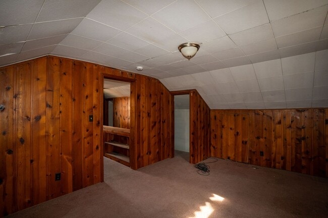 Building Photo - Update charming 3 bedroom bungalow