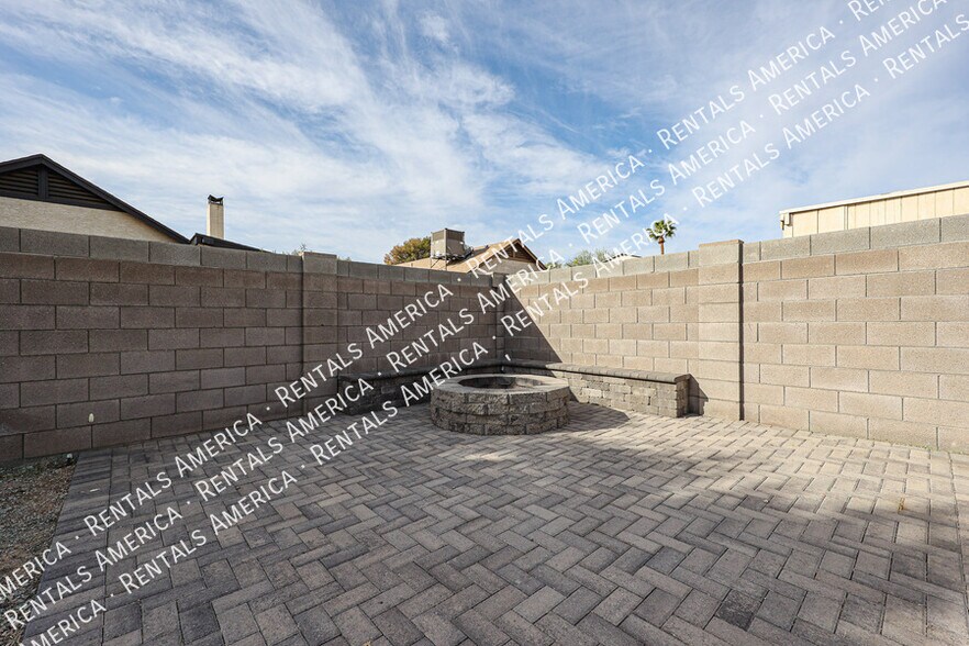 Building Photo - 1631 E Javelina Cir