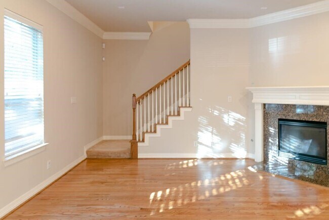 Building Photo - 1507 Shady Villa Manner