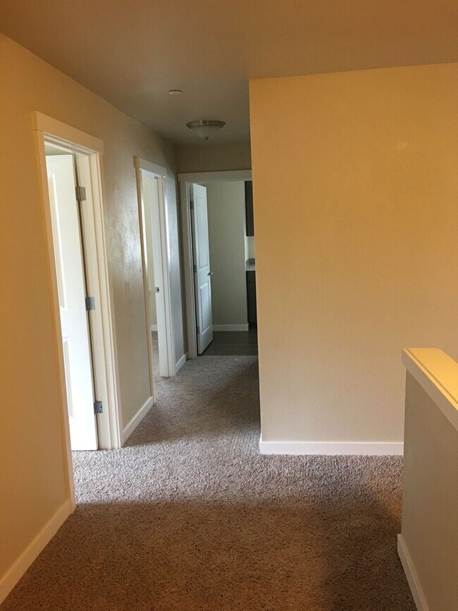 Building Photo - Now Leasing: Spacious 3 Bed, 2.5 Bath Town...