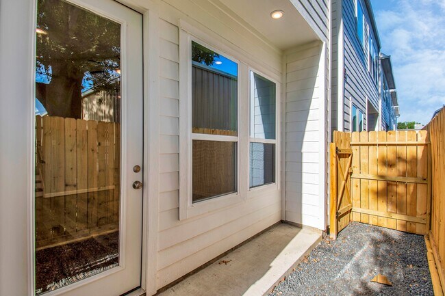 Building Photo - 2349 Hoskins Dr