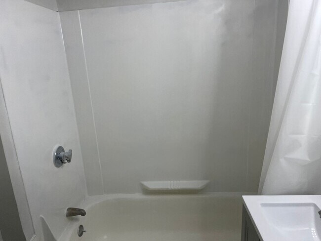 Building Photo - 220 Cross St