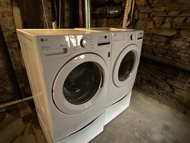 Building Photo - 1023 Neil Ave