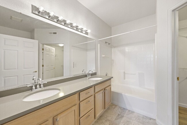 Building Photo - "Chic & Spacious 2-Bed, 2-Bath Condo with Granite Elegance in Littleton!"