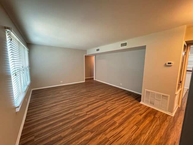 Building Photo - Welcome to this charming 3-bedroom, 1.5-ba...