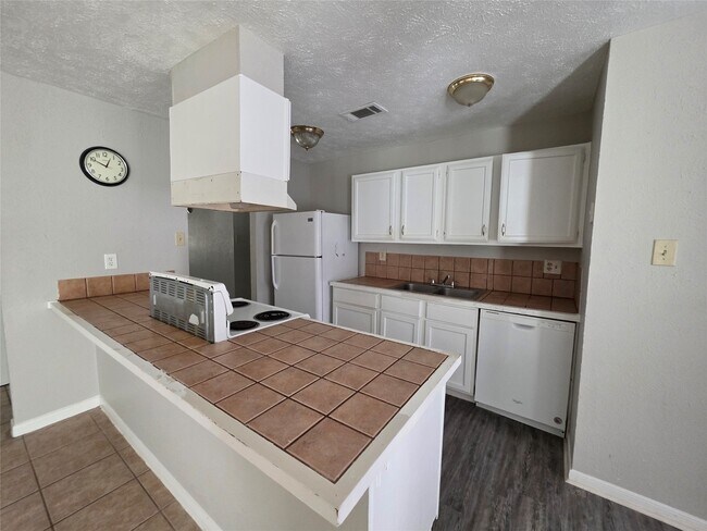 Building Photo - 6918 Kearney Dr