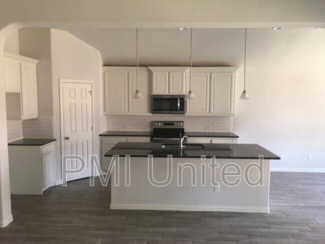 Building Photo - 3005 Cliffview Dr