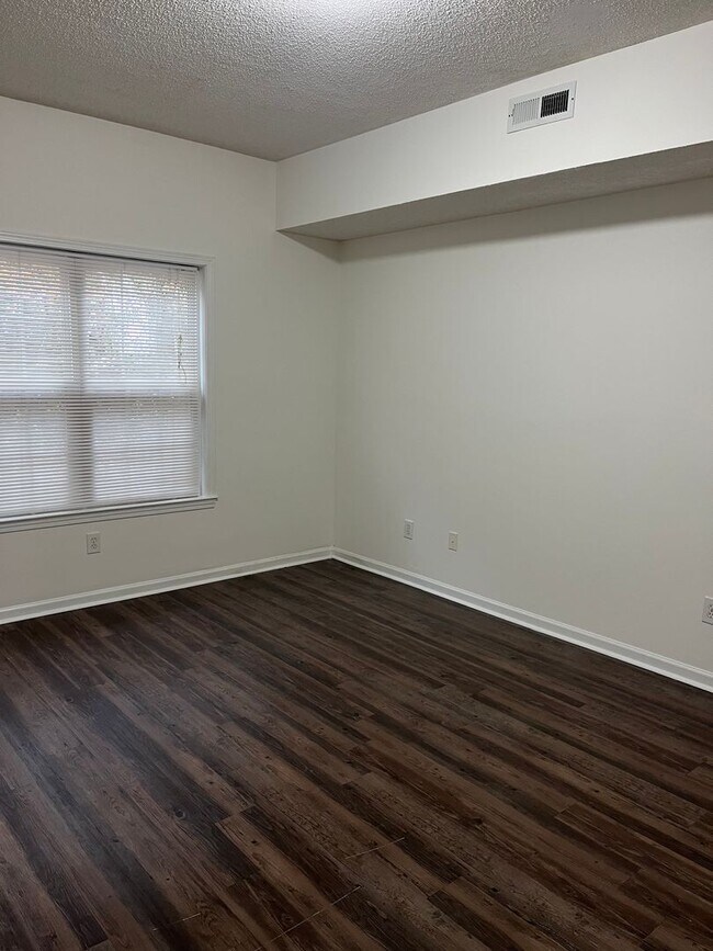 Building Photo - Spacious condo in excellent location