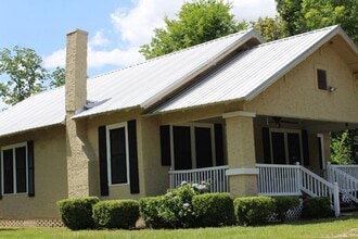 Building Photo - Spacious 3 bedroom