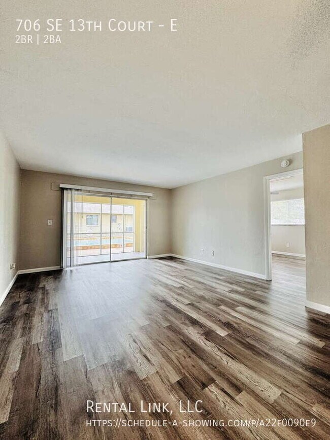 Building Photo - 706 SE 13th Ct
