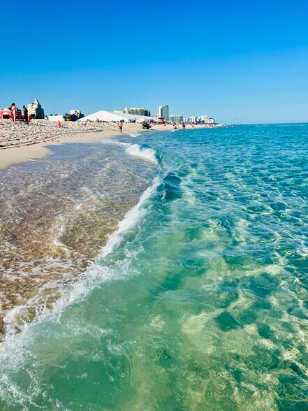 3 blocks away is the beach and restaurants - 901 Euclid Ave