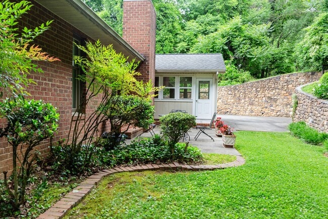 Building Photo - New Listing!