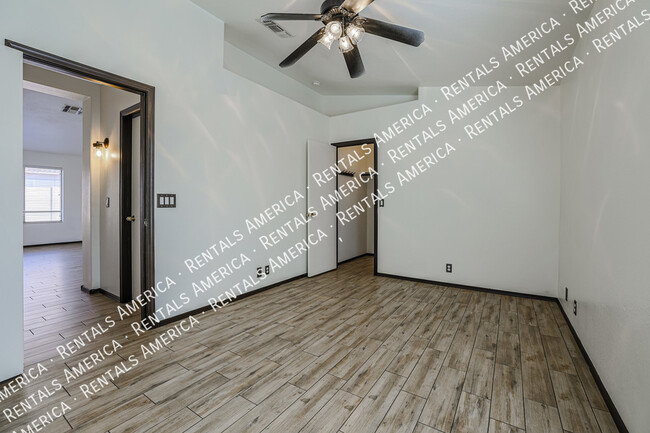 Building Photo - 9316 W Cinnabar Ave