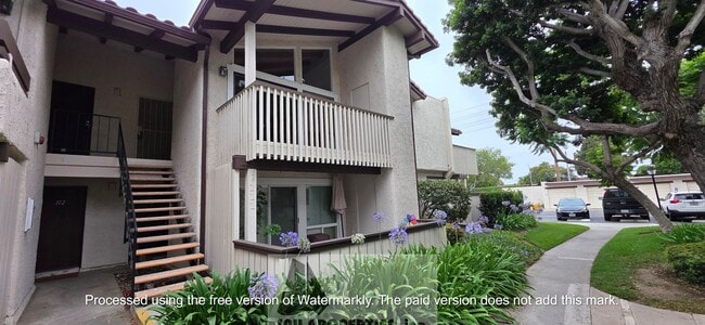 Building Photo - Beatiful Home in the Gated Sea Spray Community!