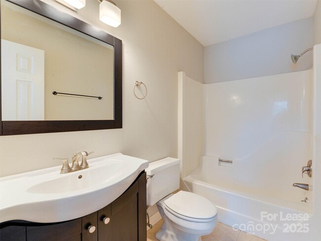 Building Photo - 527 Hawthorne Ln