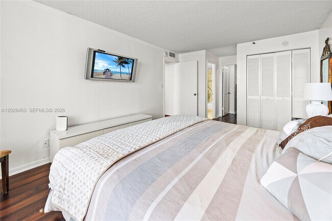 Building Photo - 2555 Collins Ave