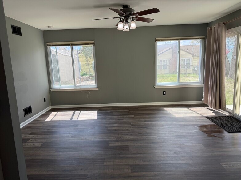 Family Room - 87 Village Dr