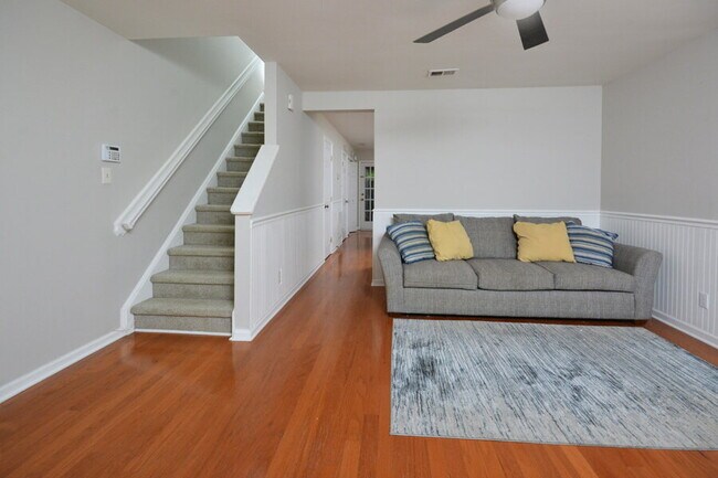 Building Photo - Charming Durham Townhome in Westgate Townes!