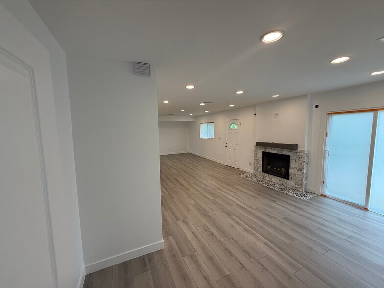 Building Photo - 11614 Riverside Dr