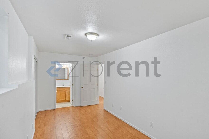 Building Photo - Unit
