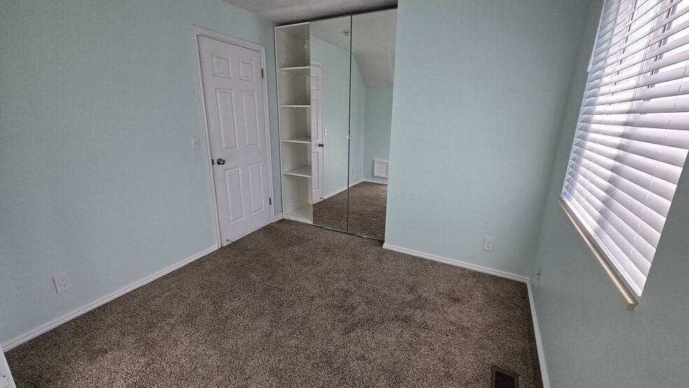 Building Photo - 2504 W Pine Needle Pl