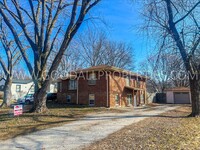 Building Photo - 3 Bedroom 1 Bath Duplex in Clive with fenc...