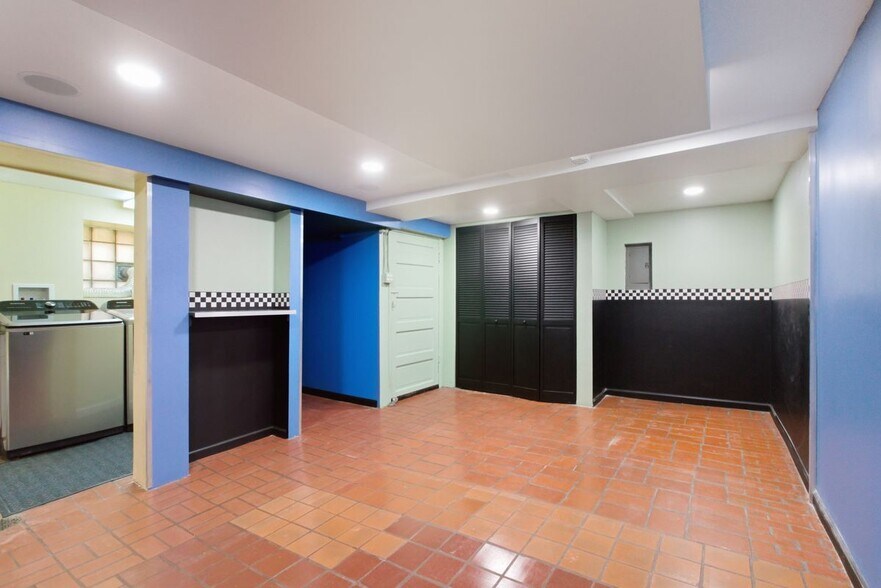 Building Photo - 5434 W Wrightwood Ave