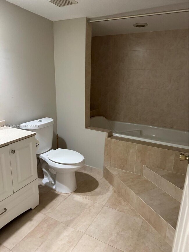 Building Photo - 4725 SW 62nd Ave