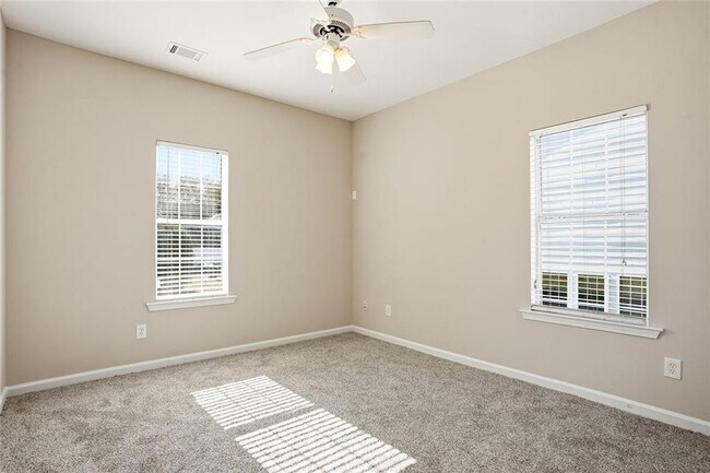 Building Photo - 405 Chadwick Cmns