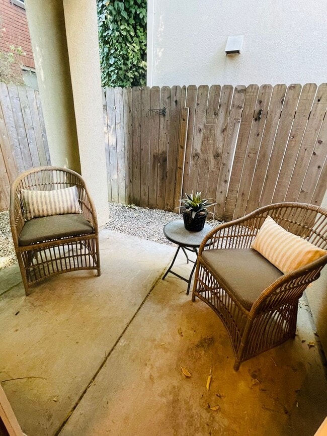 Building Photo - 3/2.5 Updated Home near Curtis Park