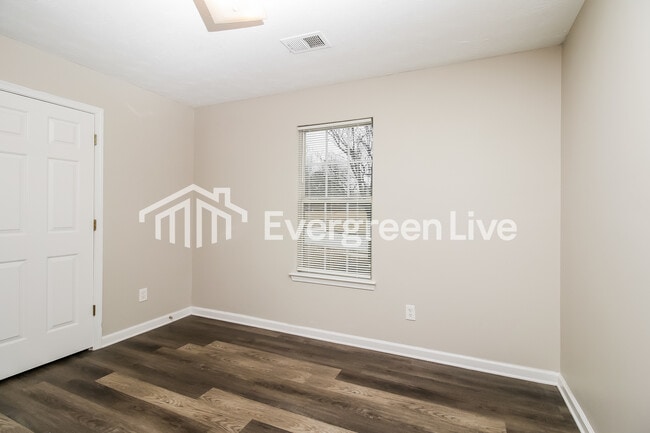 Building Photo - 270 Greenway Dr