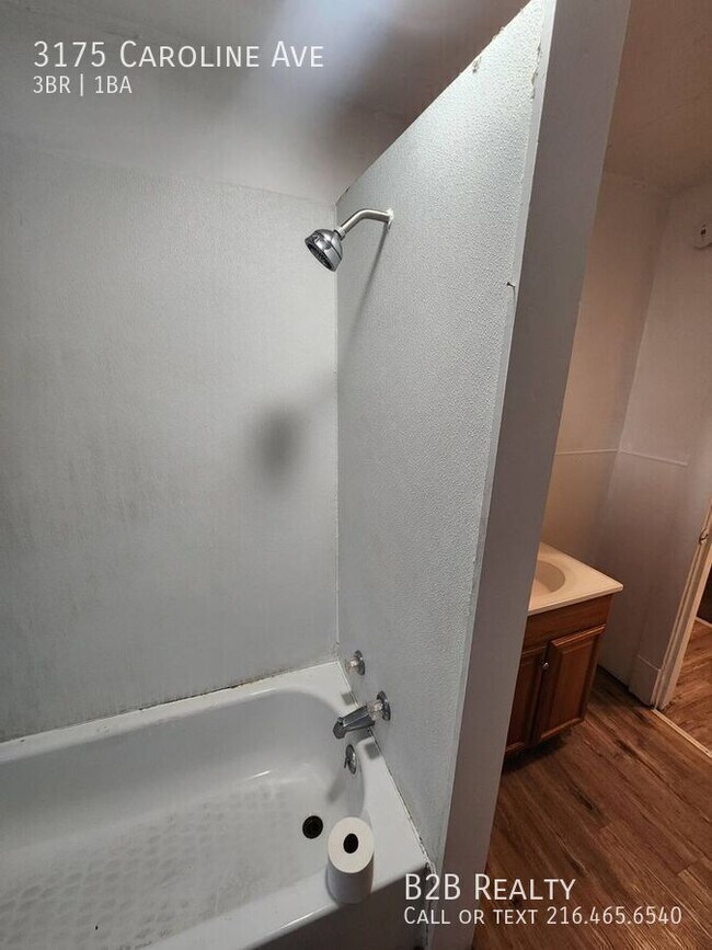 Building Photo - 3175 Caroline Ave