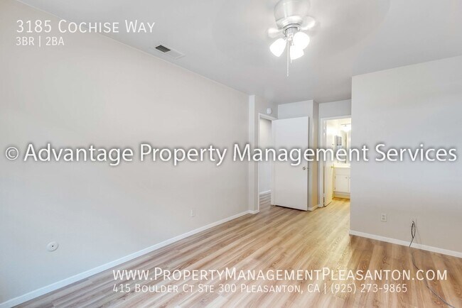 Building Photo - Single Story, 3 bed, 2 bath townhouse