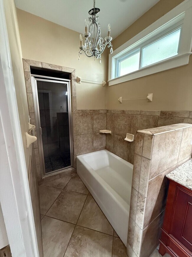 Building Photo - 4/3 House off of Bellevue! Available August 2026!