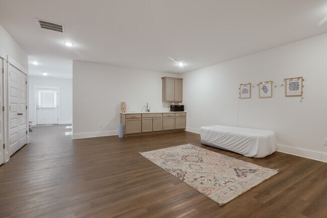 Building Photo - 372 Arch St