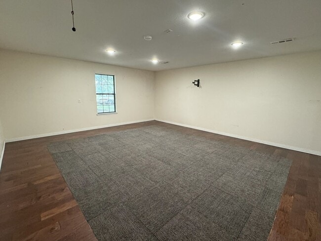 Building Photo - Beautiful home, newly updated near schools