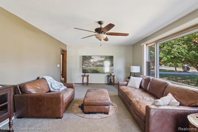 Building Photo - 245 Lynbrook Dr