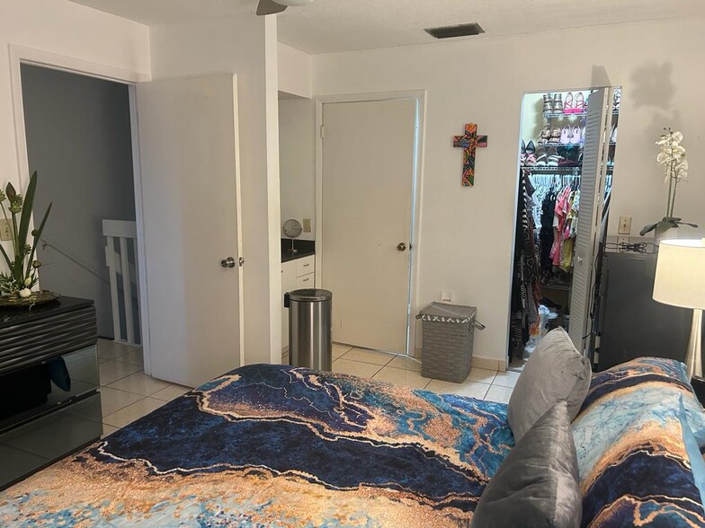 Master bdrm - 6211 SW 138th Ct