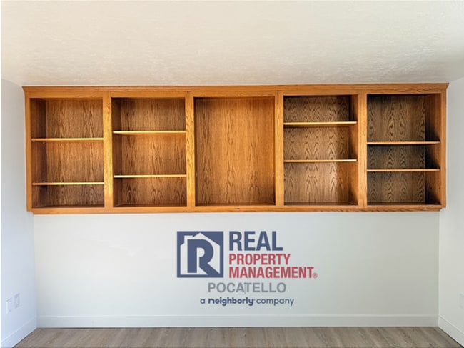 Building Photo - 4 bed 3 bath house - 2 car garage - RV parking