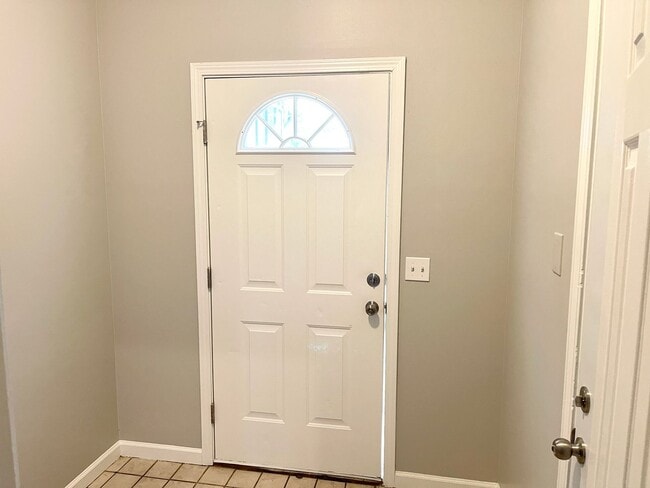 Building Photo - Welcome to this stunning 3-bedroom, 3-bathroom townhome located in the vibrant city of Atlanta, GA.