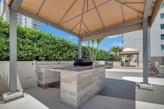 Building Photo - 1871 NW S River Dr