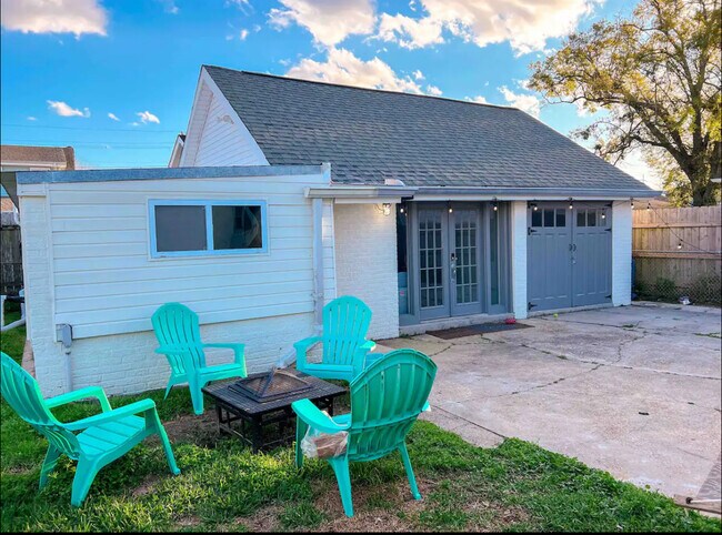 Building Photo - 3828 Derbigny St