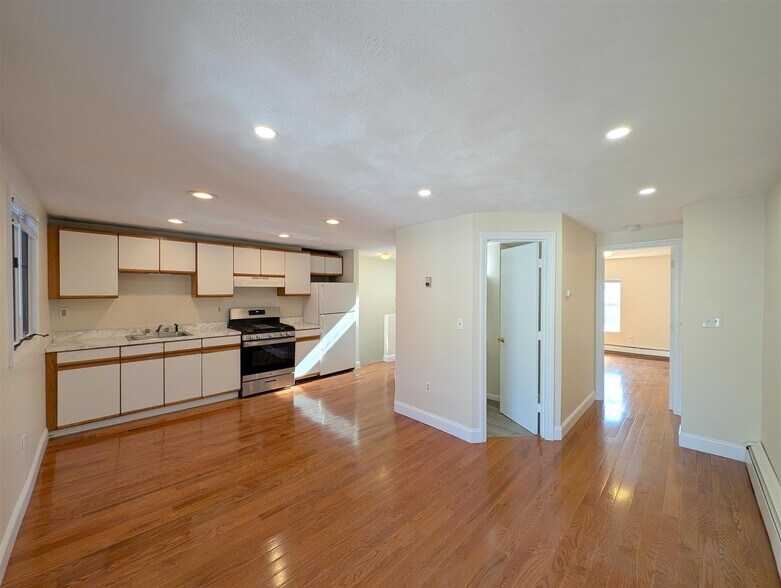 Building Photo - 6 Evergreen Sq
