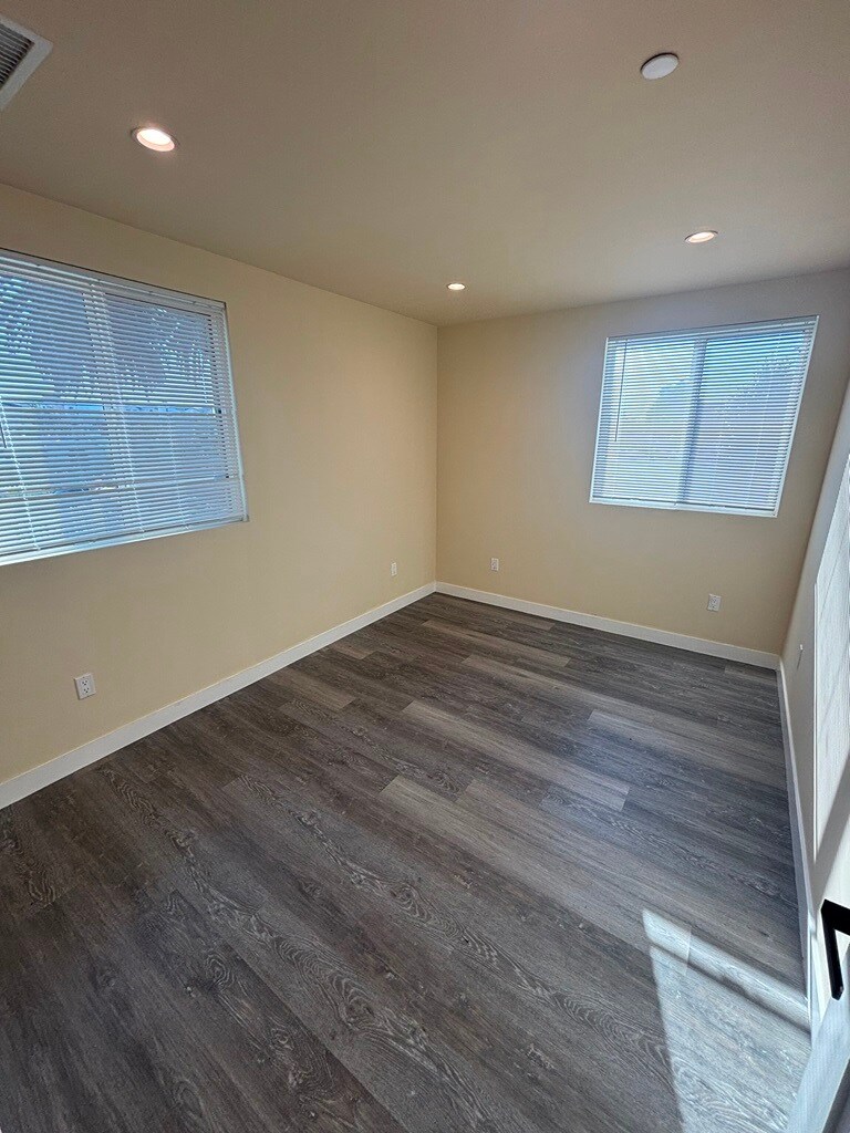 Building Photo - 1651 W 85th St