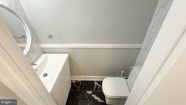 Building Photo - 10 Cedarbrook Dr