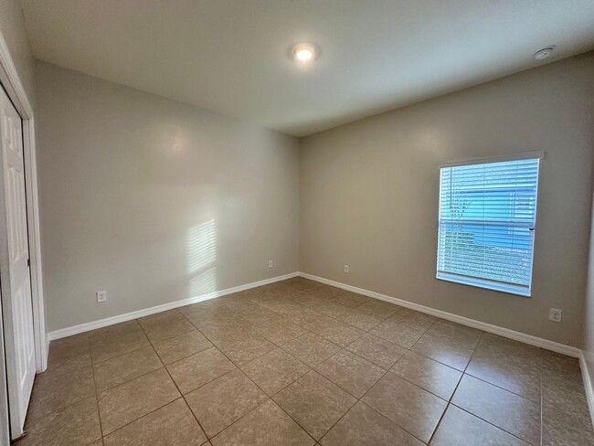 Building Photo - Modern & Spacious 3 Bed + Den, 2 Bath with...