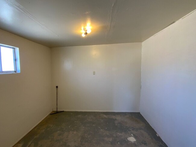 Building Photo - 2 Bedroom Single Story Home Available Near...