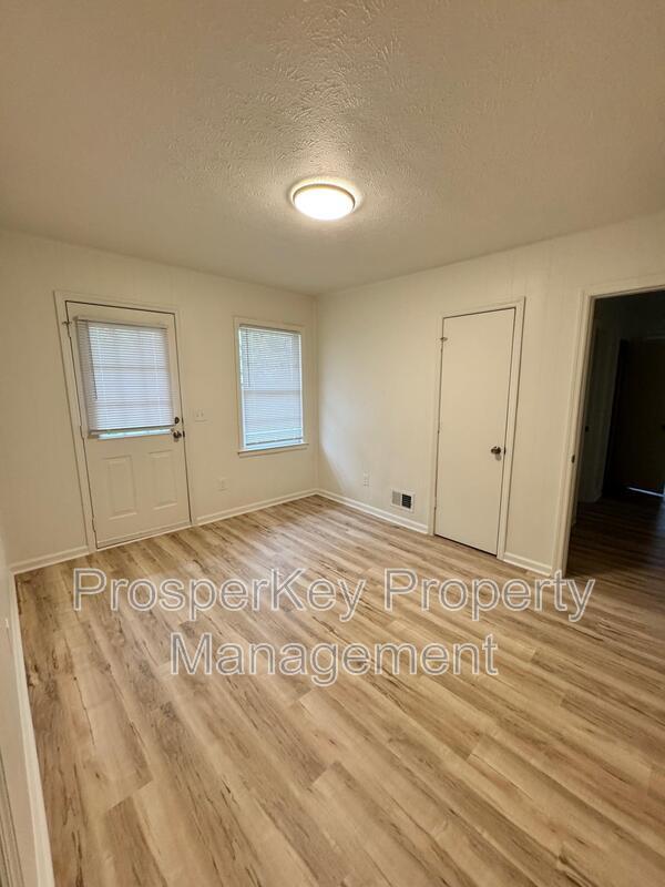 Building Photo - 3622 Vivian Ln