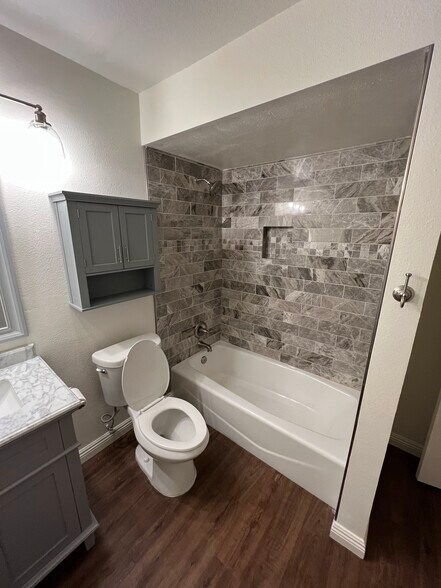 Master Bath - 9861 Caspi Gardens Dr