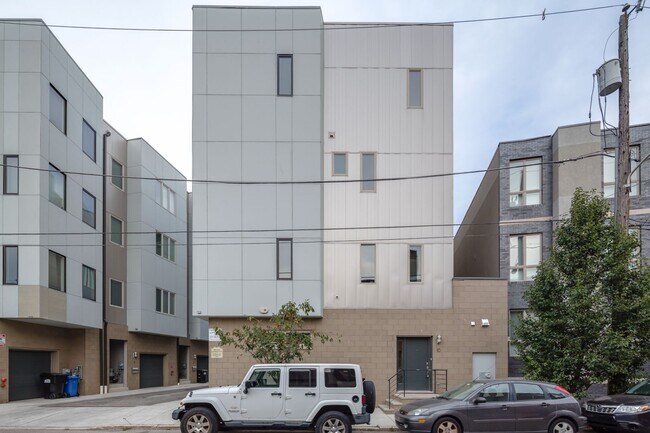 Building Photo - Northern Liberties Townhome with attached Garage